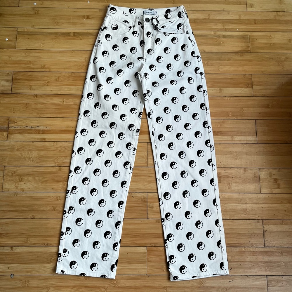 New Rue21 Skate Yin Yang Straight Leg High Rise White Jeans Size 0 Women